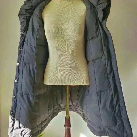 ELIE TAHARI feminine ruffled collar puffer  coat. Size small - Picture 8 of 12